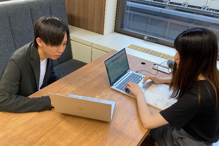 ノートパソコンで作業をしている男性
低い精度で自動的に生成された説明
