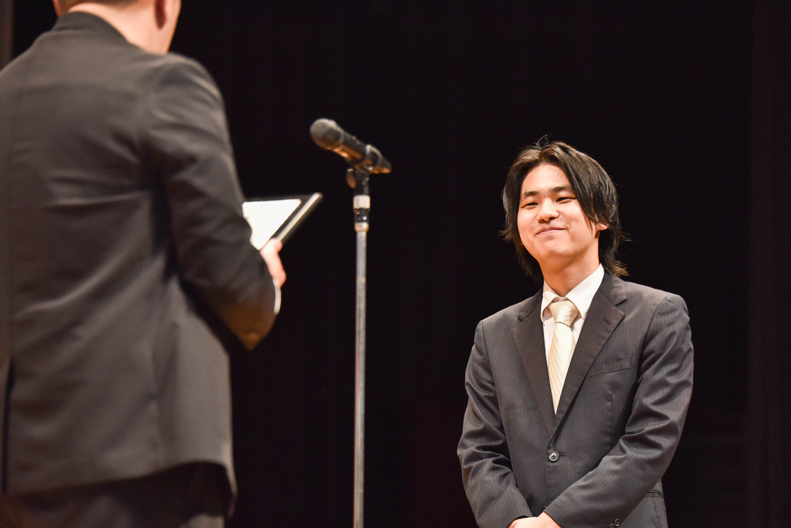 スーツを着た男性
自動的に生成された説明
